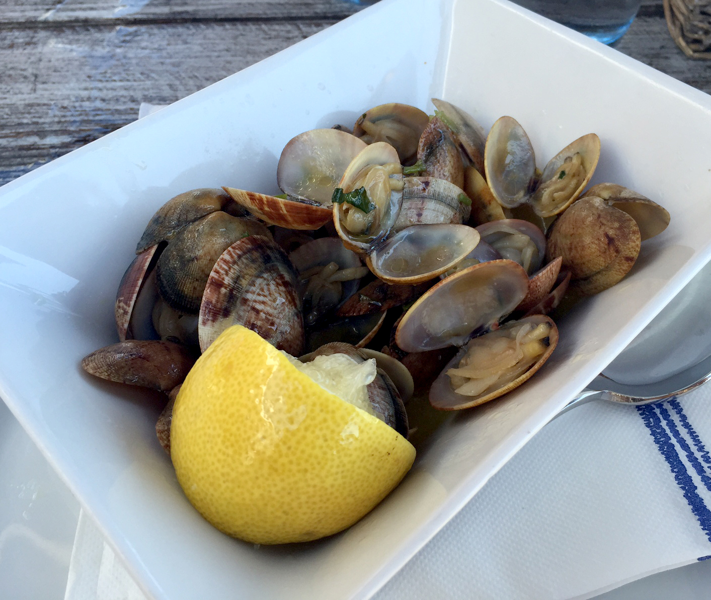 Marias Restaurant - Praia de Garrao - Algarve - Portugal - Clams Bulhao Patao Garlic White Wine Olive Oil Lemon Coriander