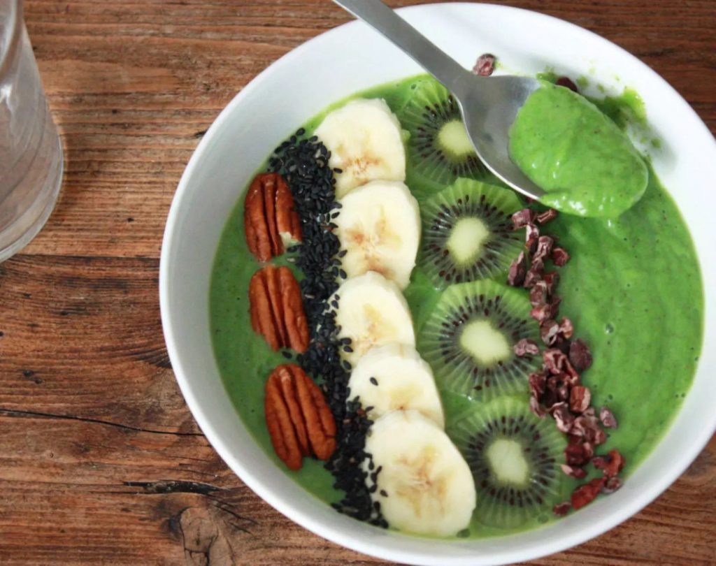 Matcha Green Tea Smoothie Bowl by Emma Eats & Explores - Grainfree, Glutenfree, Refined Sugarfree, Paleo, Vegetarian & Low Carb