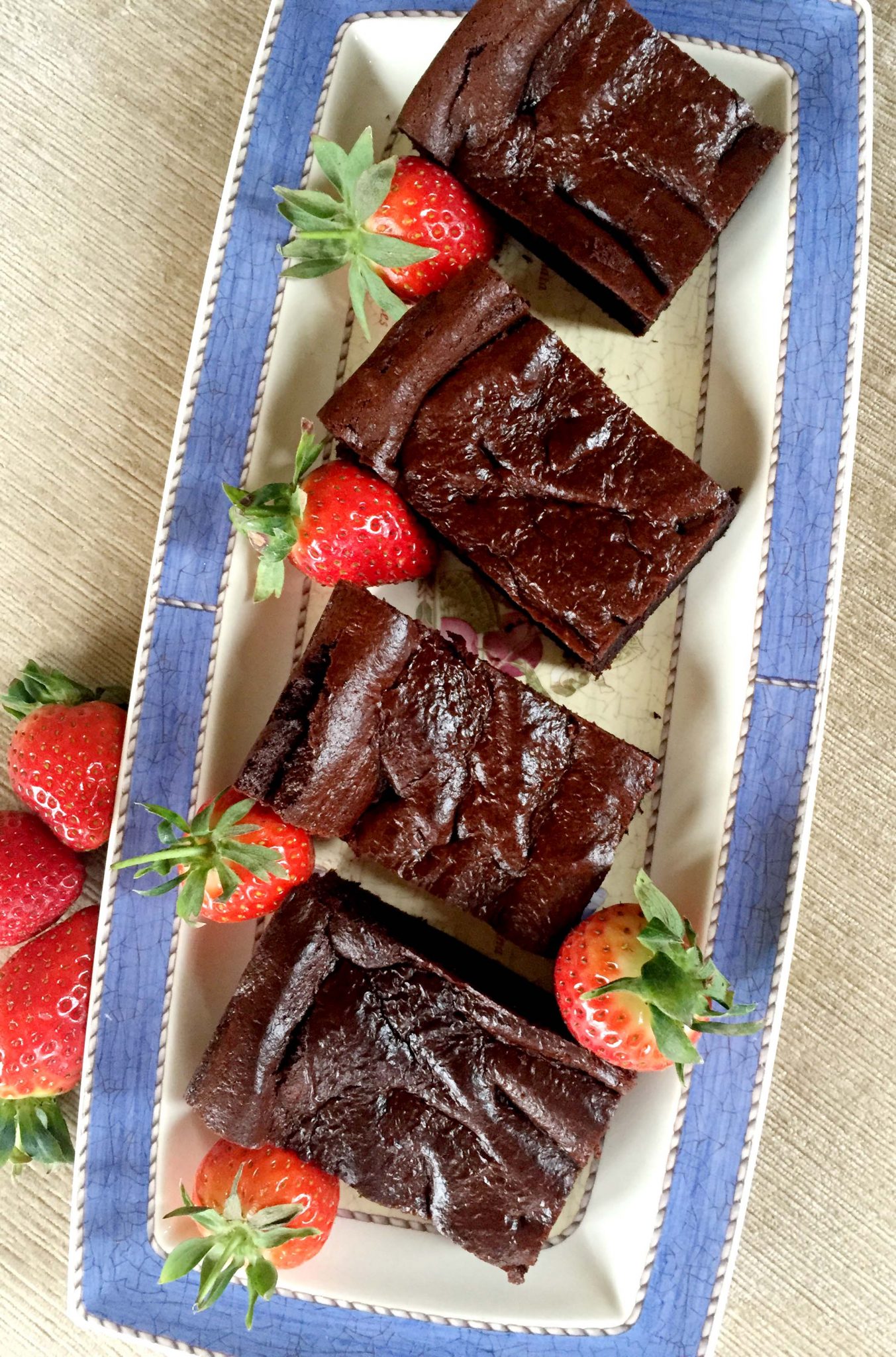 Healthy Chocolate Brownies by Emma Eats & Explores - Grainfree, Glutenfree, Dairyfree, Refined Sugarfree, Paleo & Vegetarian