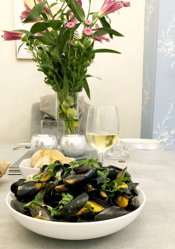 Moules Marinières Recipe (French Mussels in White Wine Sauce)