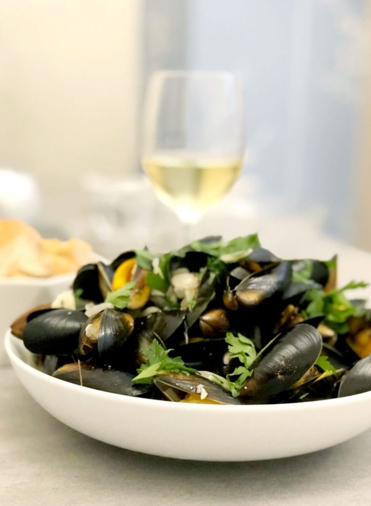 Moules Marinières - Mussels in a Garlic & White Wine Sauce by Emma Eats & Explores - Grainfree, Glutenfree, Sugarfree, Pecatarian, Low Carb, Paleo & SCD