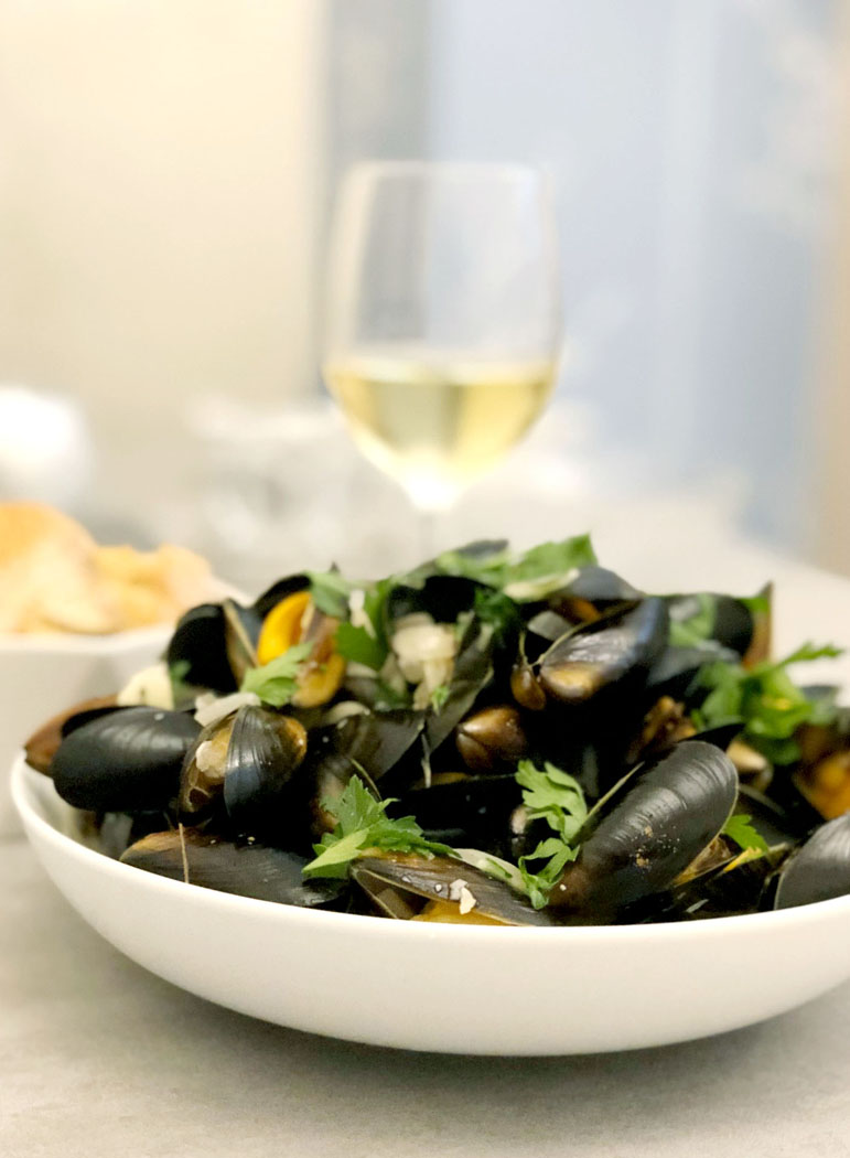 Moules Marinières – Mussels in Garlic & White Wine