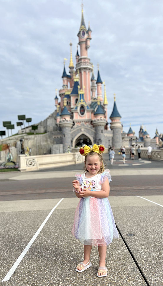 Nellie standing in front of the Disneyland Paris castle